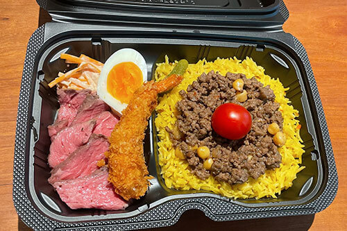 ビーフキーマビリヤニ、エビフライとローストビーフ添え